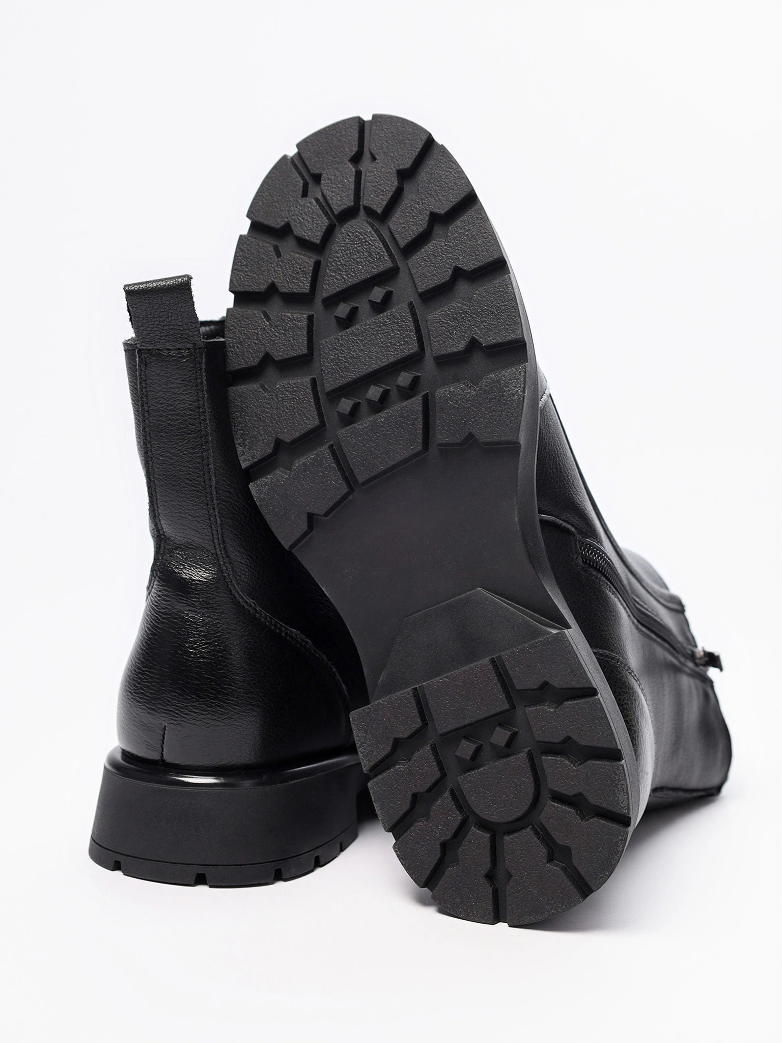 Ботинки черного цвета на рельефной подошве